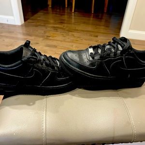 Boys Nike Air Force 1 Low Triple Black Leather Shoes black , size 6.